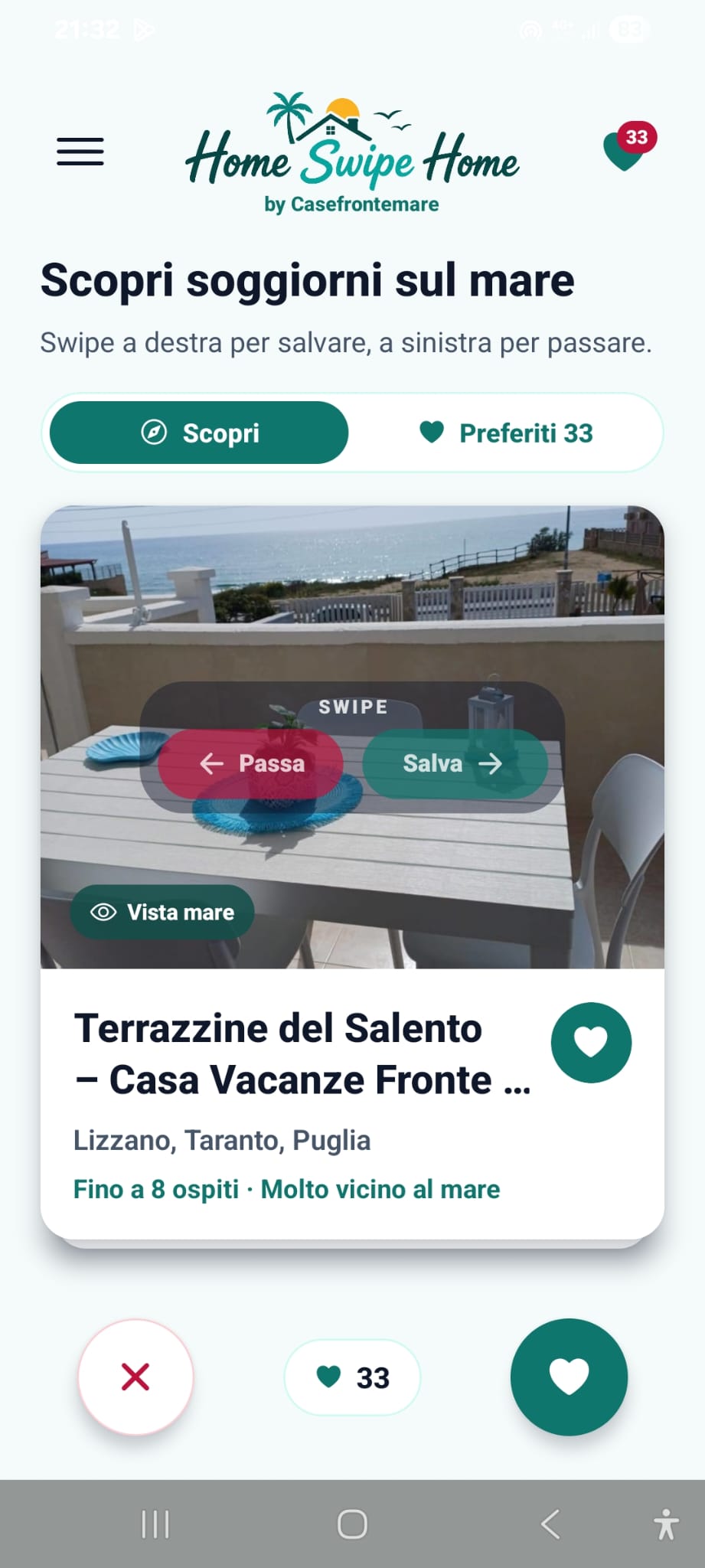 Schermata dell'app HomeSwipeHome con card di case al mare